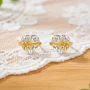 Boucles d'oreilles en or blanc et jaune et argent sterling Arc en forme de cœur avec diamant taille cœur