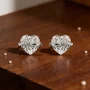 Boucles d'oreilles en or blanc et argent sterling Arc en forme de cœur avec diamant taille cœur