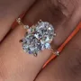 Bague en or jaune et argent blanc sertie d'un diamant ovale