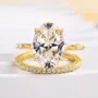 Bague en or jaune et argent blanc sertie d'un diamant ovale