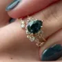 Bague de mariage en argent jaune et or avec émeraude verte en forme de poire