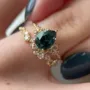 Bague de mariage en argent jaune et or avec émeraude verte en forme de poire