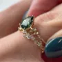 Bague de mariage en argent jaune et or avec émeraude verte en forme de poire