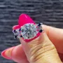 Alliance de mariage en argent sterling sertie d'un diamant rond et d'un saphir bleu blanc