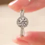 Bague de fiançailles halo en argent sterling 925 avec diamant moissanite de taille ronde