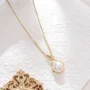 Collier en acier titane avec perle blanche ronde