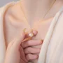 Collier en acier titane avec perle blanche ronde