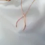 Collier avec pendentif en forme d'épingle à nourrice et de porte-bonheur